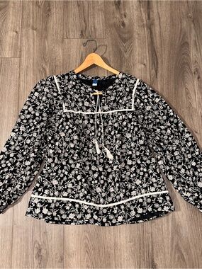 Old Navy White & Black Cotton Pheasant Floral Pattern Top